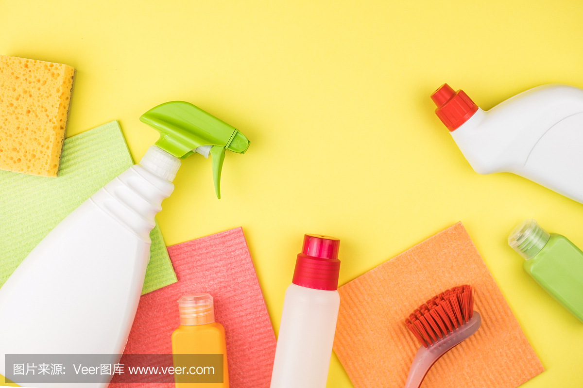 家用清潔產品是黃色的背景。